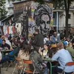 Gente disfrutando en un café de París el pasado mes de junio