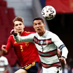 Diego Llorente disputa un balón con Cristiano en el amistoso contra Portugal