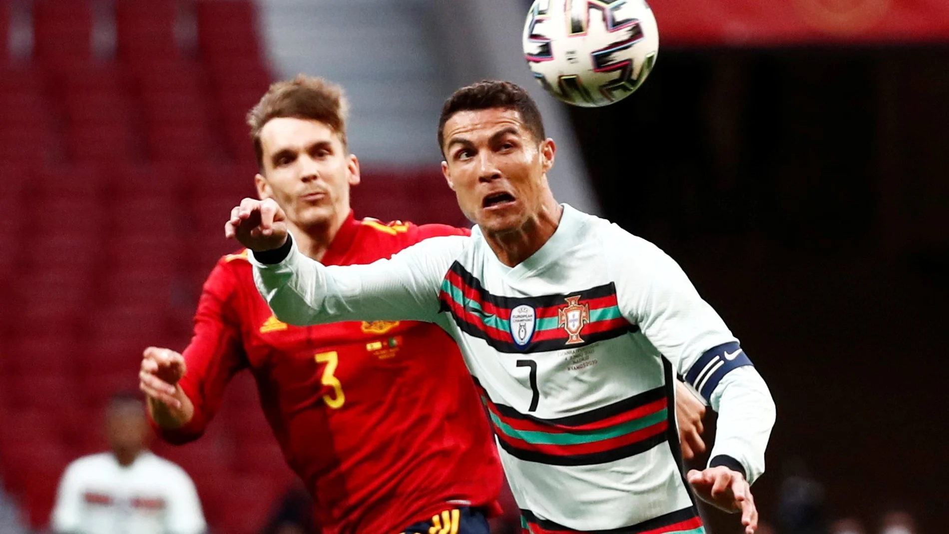 Diego Llorente disputa un balón con Cristiano en el amistoso contra Portugal