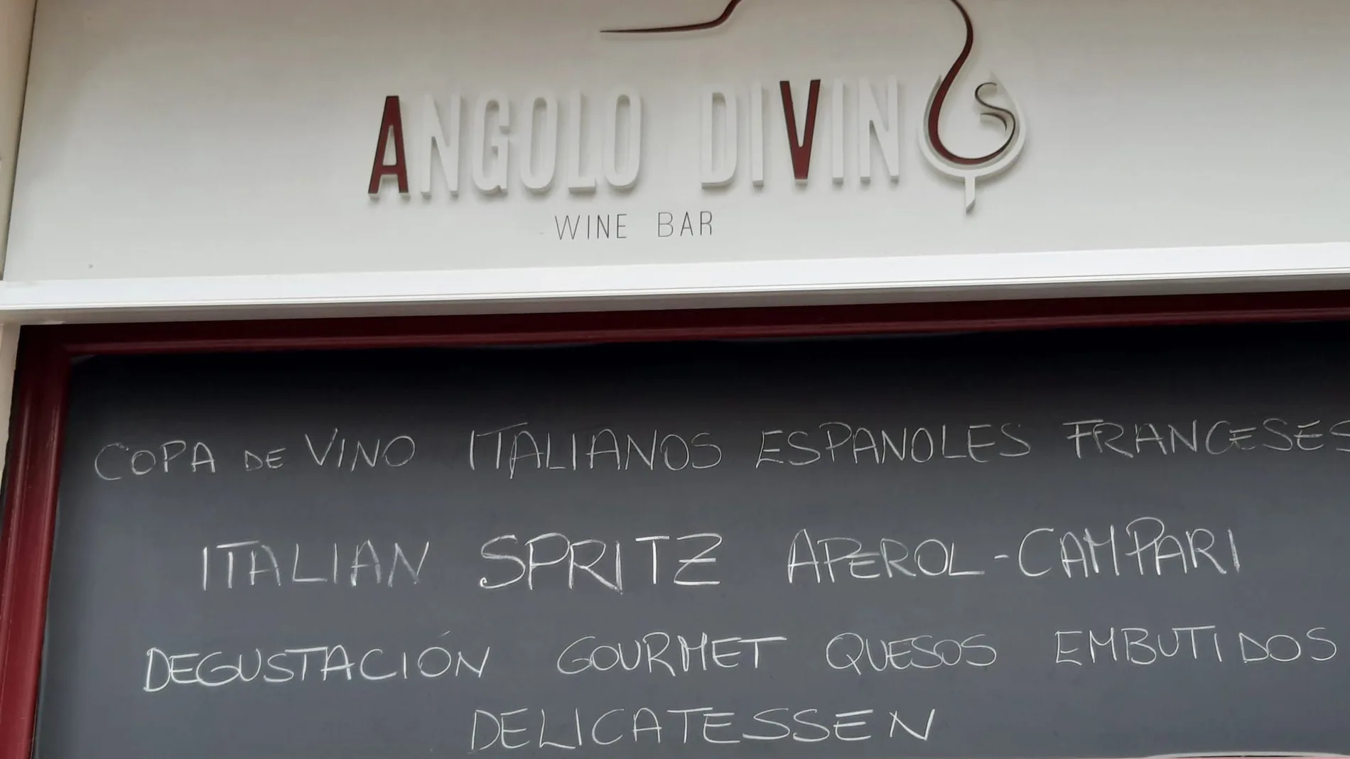 Angolo Divino ( C/Almirante Cadarso,14) es una vinoteca donde practicar el culto delicatessen de manera cotidiana