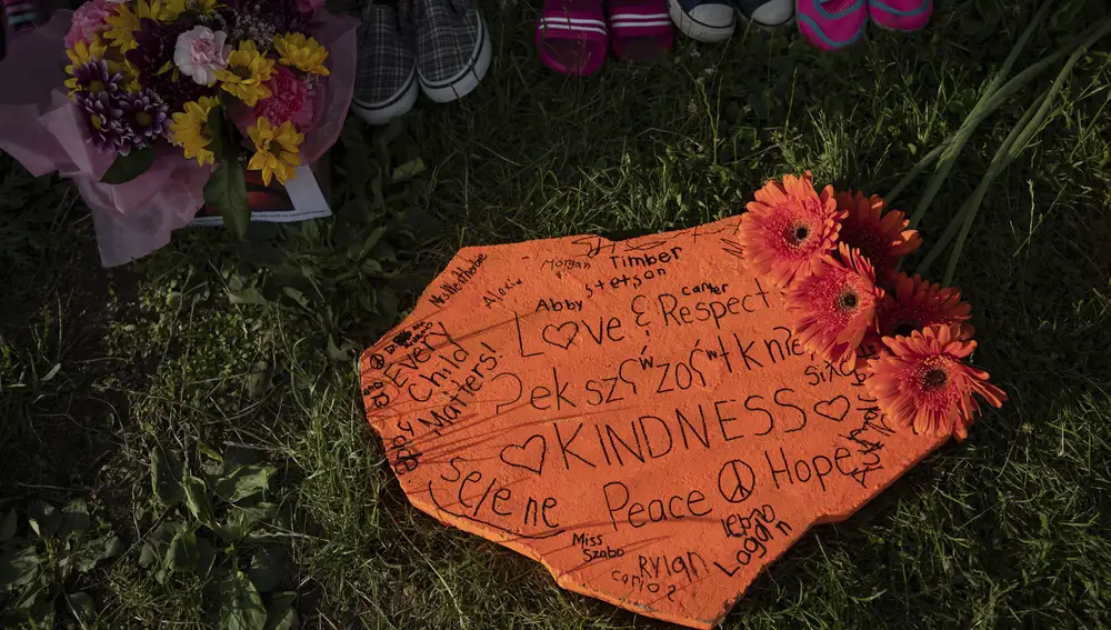 Un mensaje escrito por unos estudiantes en honor a los niños desaparecidos en la escuela de Kamloops en la Columbia británica