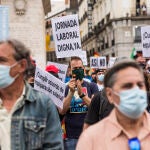 Varias decenas de personas participan en una concentración de la Asociación Unificada de Guardias Civiles (AUGC), en la Puerta del Sol, a 5 de junio de 2021, en Madrid (España).