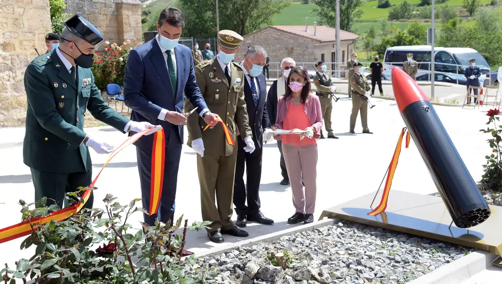 El subdelegado de Defensa en Burgos, el coronel Javier Martínez de Lagos Beitia, el consejero de la Presidencia, Ángel Ibáñez, y el alcalde de la localidad de Tamaron (Burgos), Óscar Pérez Sendino, presiden un acto en homenaje a las Fuerzas Armadas y a las Fuerzas y Cuerpos de Seguridad del Estado en dicha localidad, con la inauguraciön de un monumento en su honor