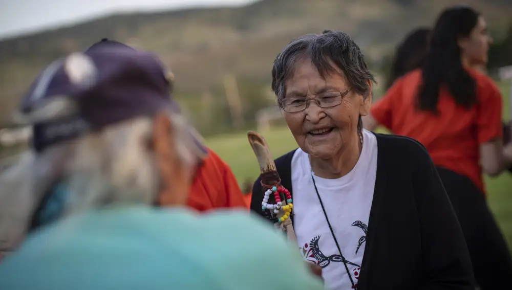 Supervivientes de las residencias escolares para indígenas Mary Nooski, de espaldas, de 80 años y Stanley Paul, de 75 años, que fue obligado a entrar con 7 años y logró escaparse con 16