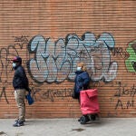 Un millón de personas más se situaron en el umbral de la pobreza durante los primeros meses de la pandemia, haciendo crecer las colas del hambre, como esta en en 2020 en la Asociación de Vecinos de Aluche en Madrid