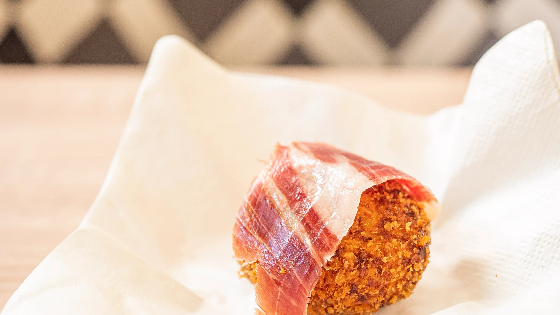 Las mejores croquetas del mundo hechas con jamón Joselito se comen en el restaurante Cañitas Maite
