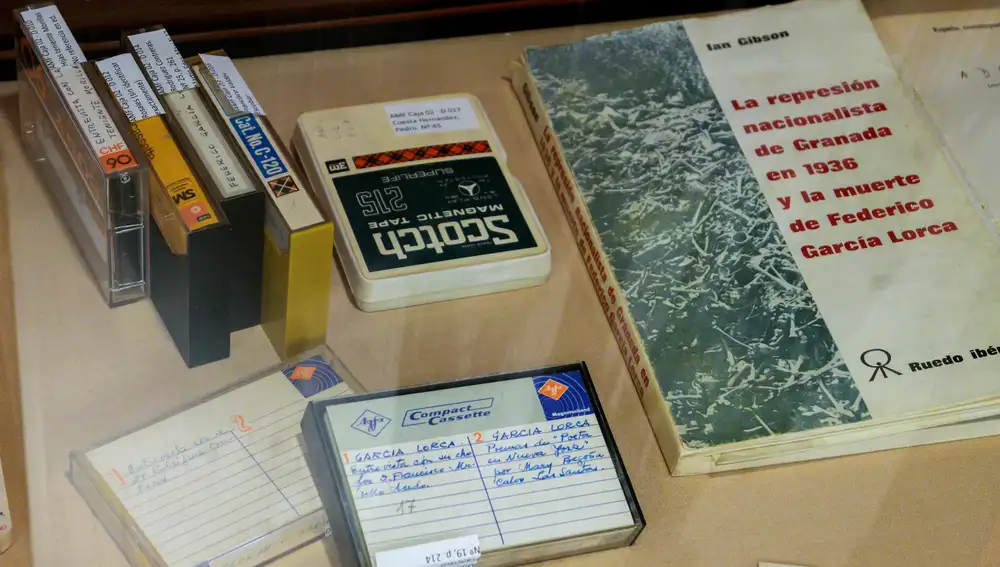 La exposición recoge estas cintas de casette, donde Eduardo Molina Fajardo grabó las entrevistas que usó para sus estudios, así como un ejemplar del célebre libro de Ian Gibson, dedicado al anterior
