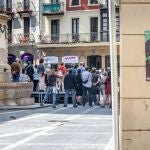 En primer término un cartel con la imagen de Txabi Etxebarrieta, autor del primer asesinato de ETA en 1968 y fallecido el mismo día en un enfrentamiento posterior con la Guardia Civil