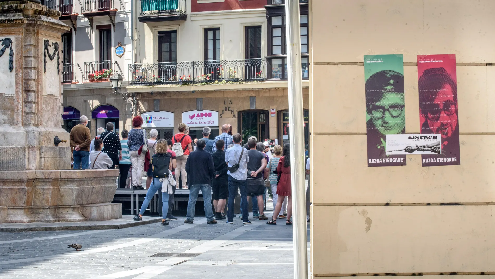 En primer término un cartel con la imagen de Txabi Etxebarrieta, autor del primer asesinato de ETA en 1968 y fallecido el mismo día en un enfrentamiento posterior con la Guardia Civil