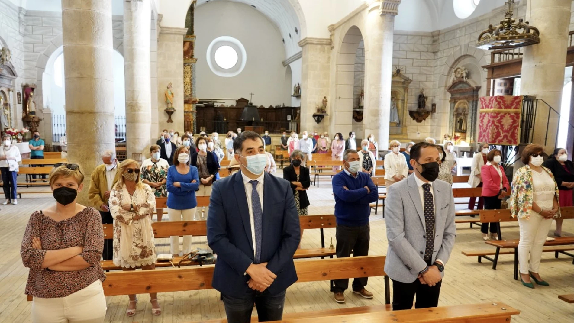 El presidente de la Diputación de Valladolid, Conrado Íscar, asiste a la misa del Corpus Christi de Matapozuelos