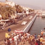 Una carrera de coches por las calles de Puerto Banús (Marbella) en los años setenta