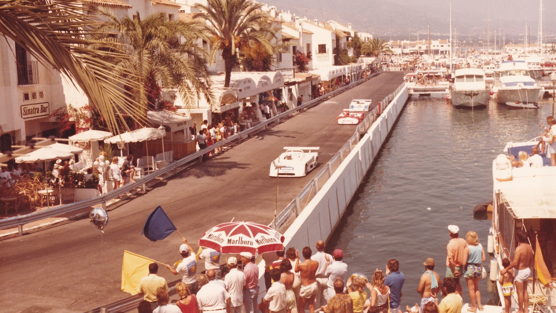 Una carrera de coches por las calles de Puerto Banús (Marbella) en los años setenta