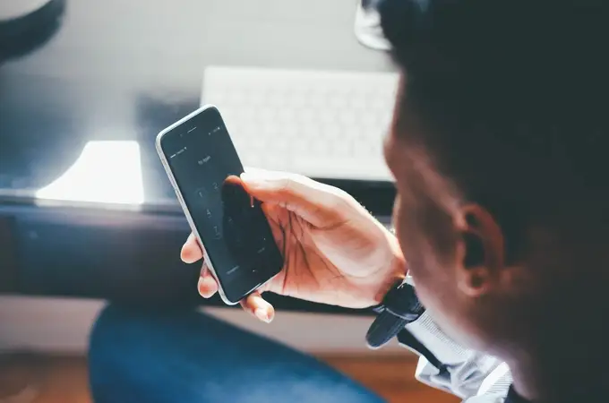  10 situaciones en las que usar el móvil te puede costar una sanción 