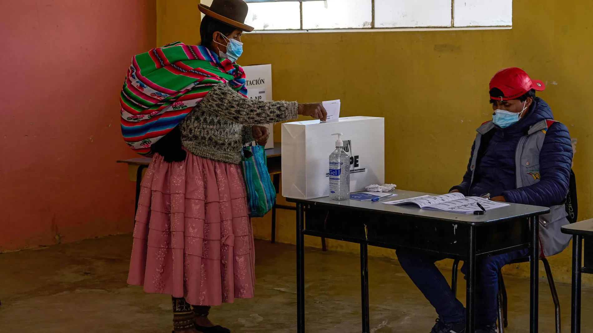 Una mujer aymara emite su voto en un colegio en la localidad de Plateria, en el departamento de Puno (Perú)