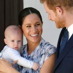 El príncipe Harry y Meghan Markle con su hijo Archie, hermano mayor de Lilibet