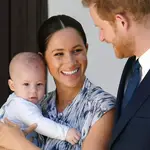 El príncipe Harry y Meghan Markle con su hijo Archie, hermano mayor de Lilibet