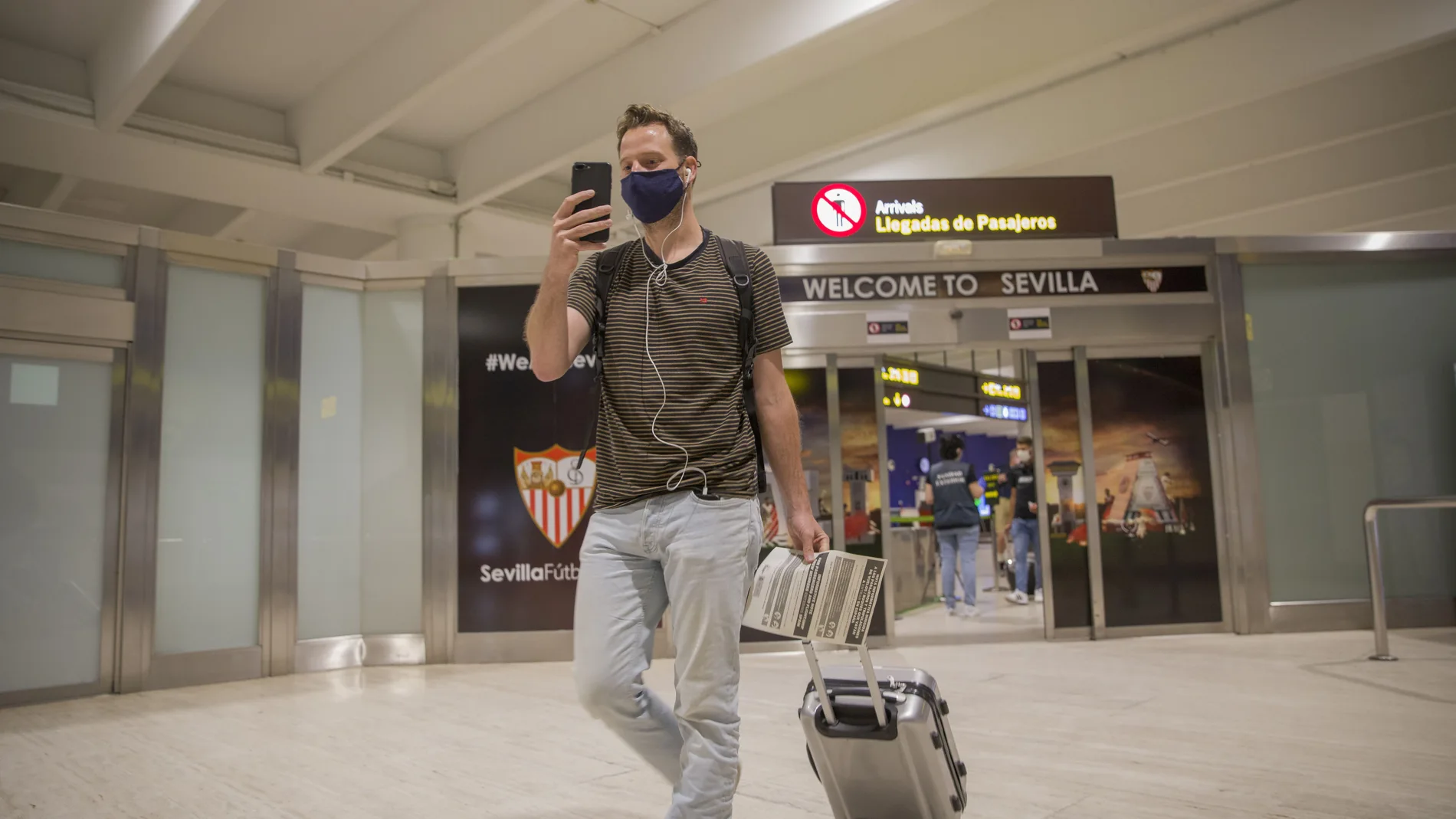 Un viajero llega al aeropuerto de San Pablo de Sevilla
