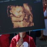 Participantes en una marcha por la vida contra la reforma de la ley del aborto