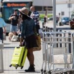 Turistas llegan al aeropuerto de Son San Joan en Palma de Mallorca