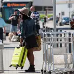 Turistas llegan al aeropuerto de Son San Joan en Palma de Mallorca
