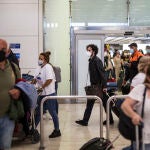 Pasajeros de un vuelo procedente de Quito a su llegada a las instalaciones de la Terminal T4 del Aeropuerto Adolfo Suárez Madrid-Barajas, a 7 de junio de 2021, en Madrid
