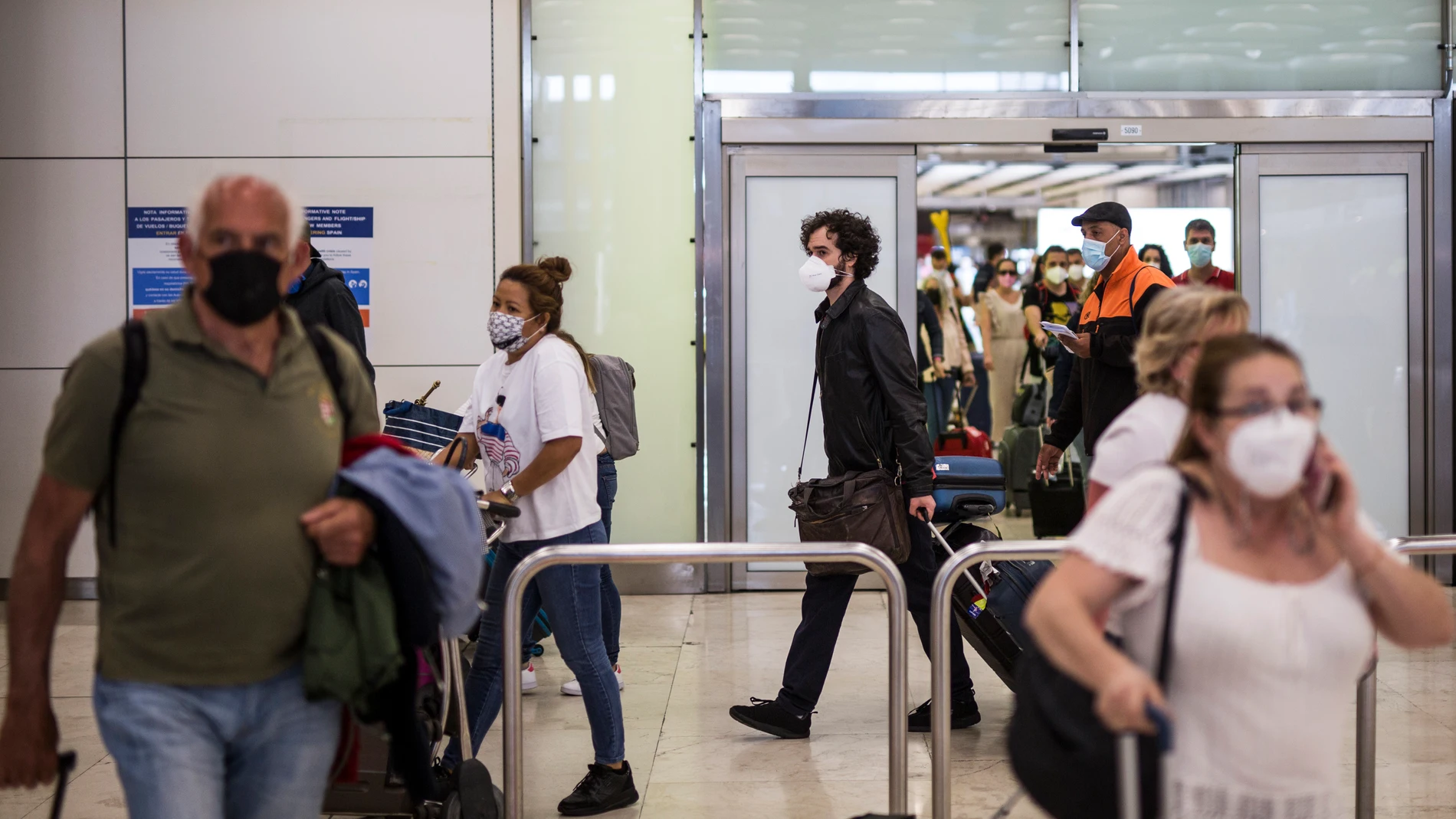 Pasajeros de un vuelo procedente de Quito a su llegada a las instalaciones de la Terminal T4 del Aeropuerto Adolfo Suárez Madrid-Barajas, a 7 de junio de 2021, en Madrid