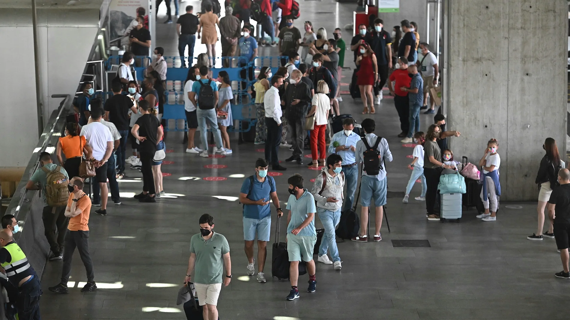 Varios turistas caminan por la terminal 4 del aeropuerto Adolfo Suárez Madrid Barajas. España permite desde hoy la entrada de viajeros que acrediten haber recibido la vacuna completa de la covid-19 y autoriza el atraque de los buques de cruceros internacionales, a punto de comenzar la temporada turística veraniega, la más importante del año.