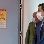 El presidente de la Junta de Andalucía, Juanma Moreno (d), junto al consejero de Salud y Familias, Jesús Aguirre, en la presentación del proyecto del nuevo Hospital Cartuja-Macarena en Sevilla. EFE/ Raúl Caro.