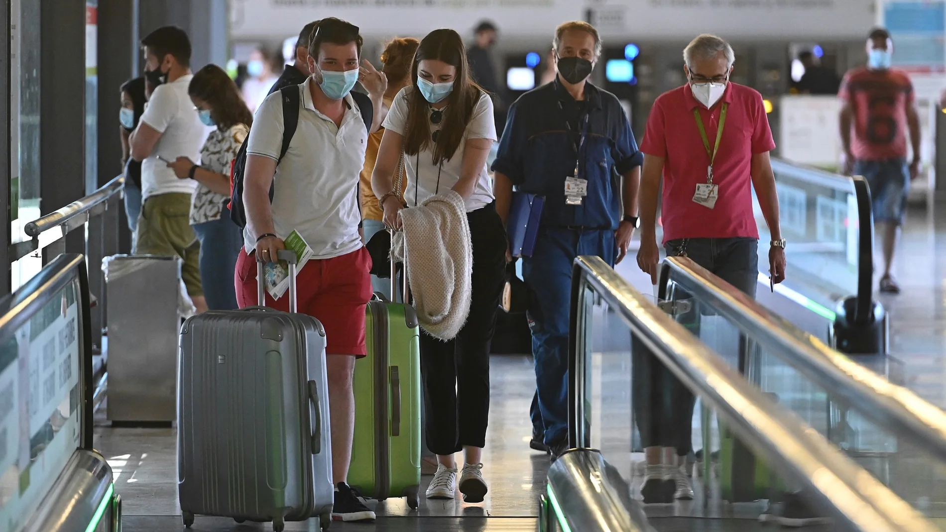 Varios turistas caminan por la terminal 4 del aeropuerto Adolfo Suárez Madrid