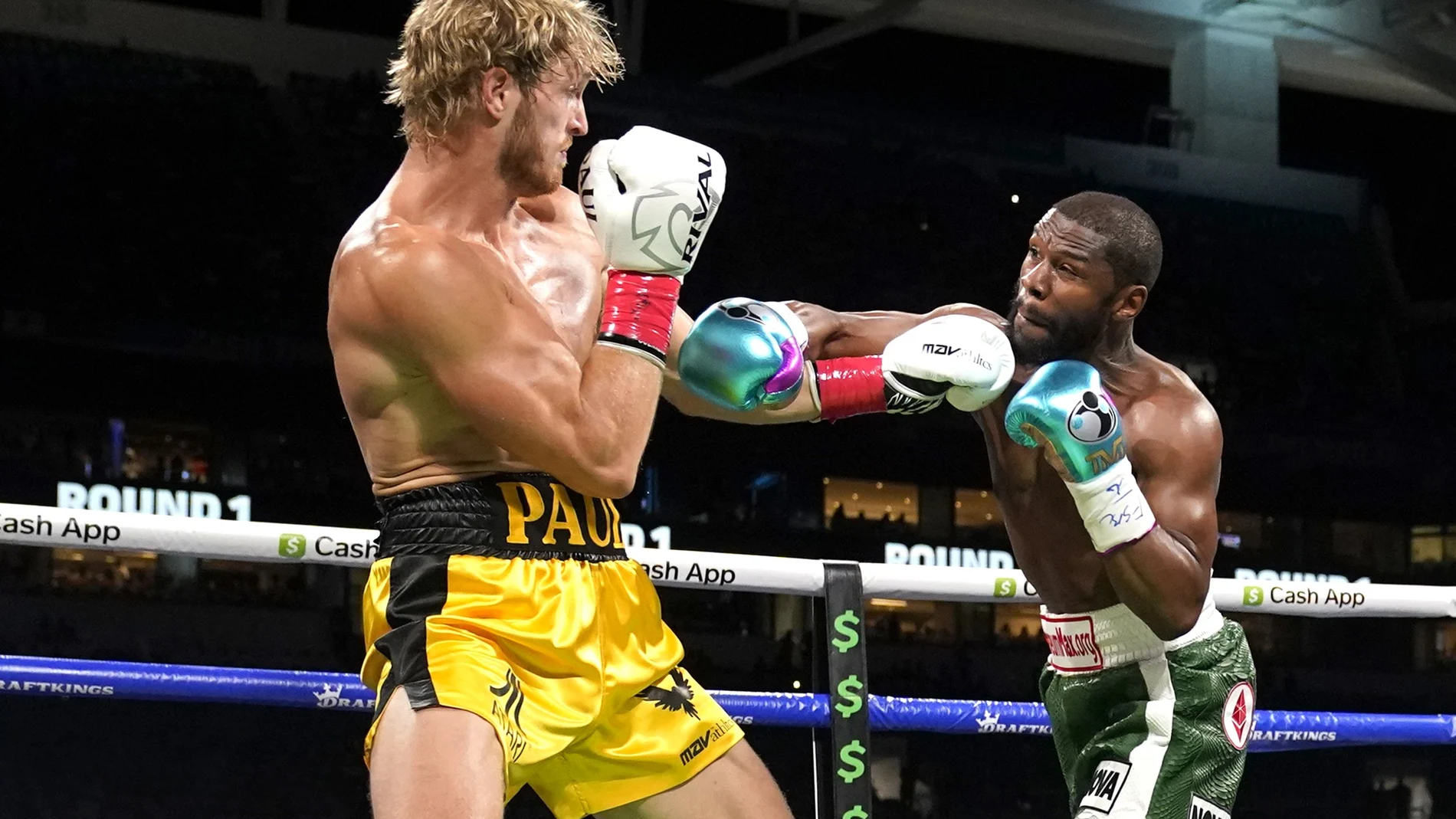 Logan Paul y Floyd Mayweather, en un momento de la pelea.