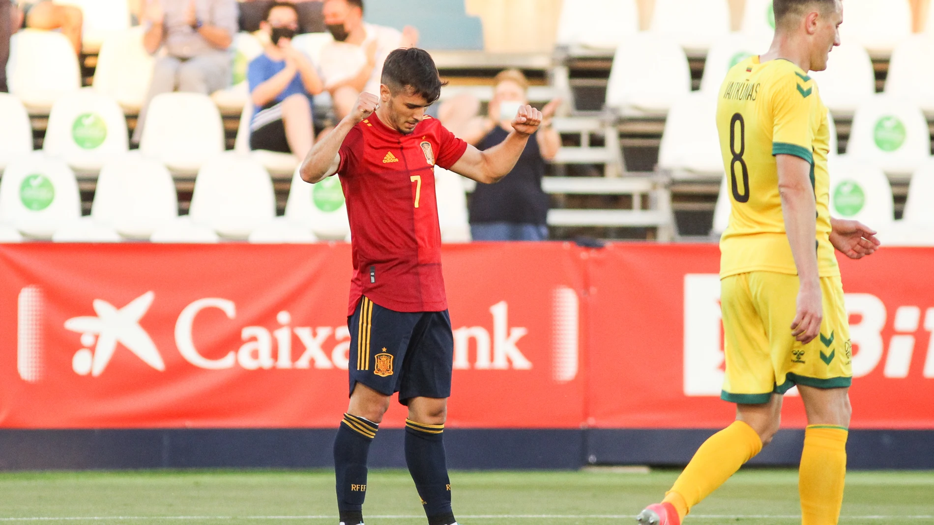 Brahim celebra el segundo gol de España a Lituania