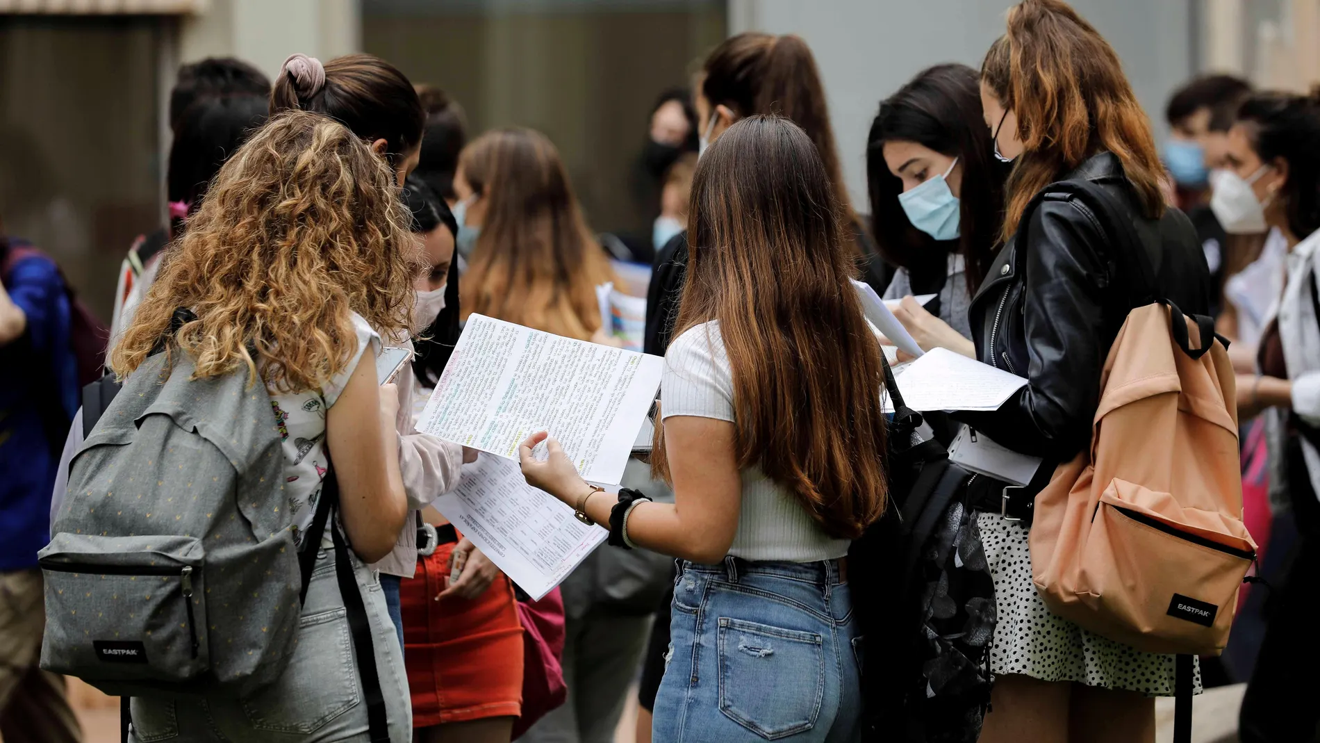 Varios estudiantes repasan antes del inicio de las Pruebas de Acceso a la Universidad (PAU)