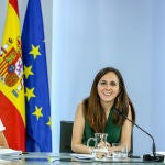 La vicepresidenta tercera y ministra de Trabajo y Economía Social, Yolanda Díaz (i) y la ministra de Derechos Sociales y Agenda 2030, Ione Belarra