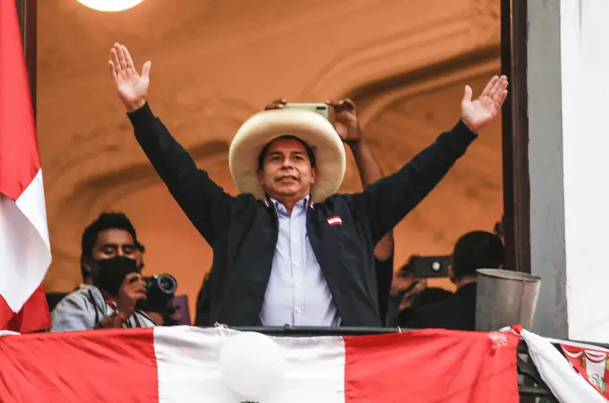 Pedro Castillo es proclamado presidente electo de Perú mes y medio después