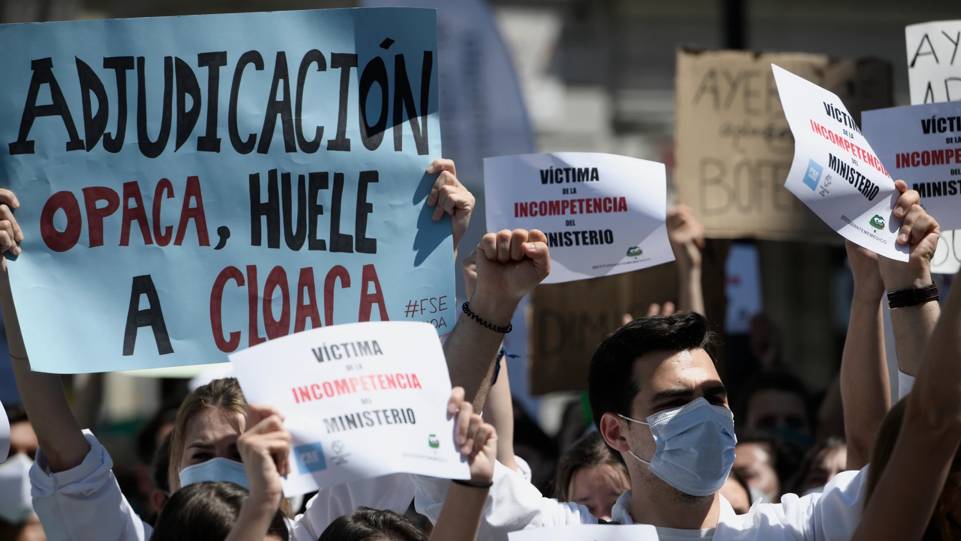 Varios médicos se manifiestan con pancartas frente a la Puerta del Sol para exigir una elección de plazas con garantías
