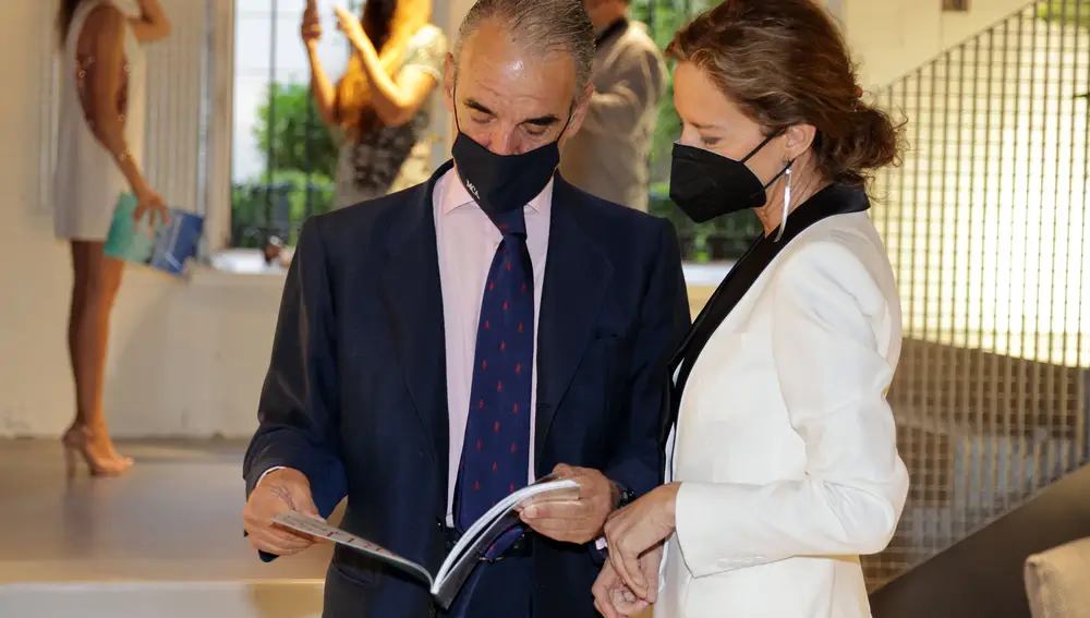 Mario Conde y su novia, Adriana Torres Silva, durante la inauguración de la exposición de fotos de Jean-Daniel Lorieaux con motivo del día de los océanos