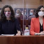 La presidenta de la Comunidad de Madrid en funciones, Isabel Díaz Ayuso, y la recién nombrada presidenta de la Asamblea de Madrid, Eugenia Carballedo, durante la constitución de la Cámara regional.