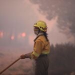 Miembros de los servicios forestales sofocan el incendioen el término municipal de Serradilla del Arroyo, al suroeste de la provincia de Salamanca