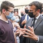 El presidente Emmanuel Macron habla con un vecino de Valence, antes de partir a Tain-l'Hermitage, donde fue abofeteado por un joven