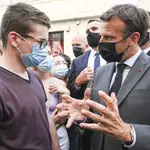 El presidente Emmanuel Macron habla con un vecino de Valence, antes de partir a Tain-l&#39;Hermitage, donde fue abofeteado por un joven