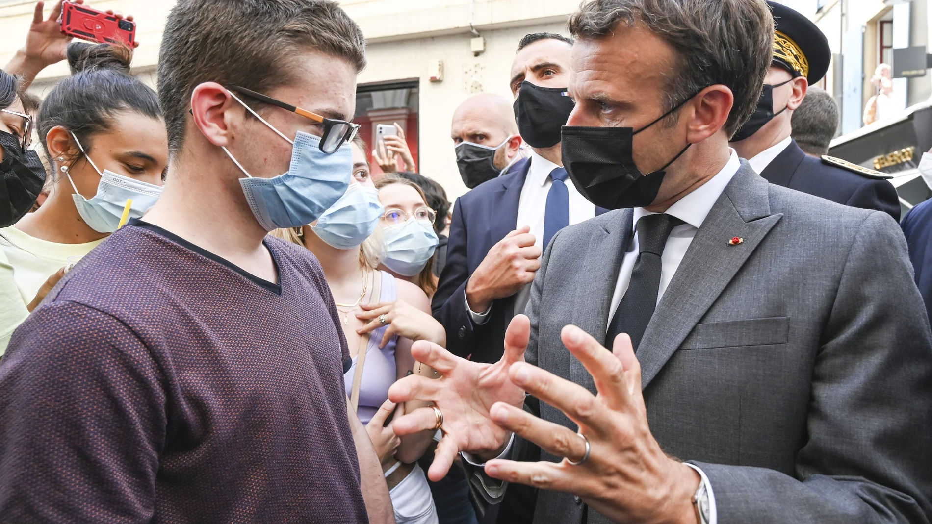 El presidente Emmanuel Macron habla con un vecino de Valence, antes de partir a Tain-l'Hermitage, donde fue abofeteado por un joven