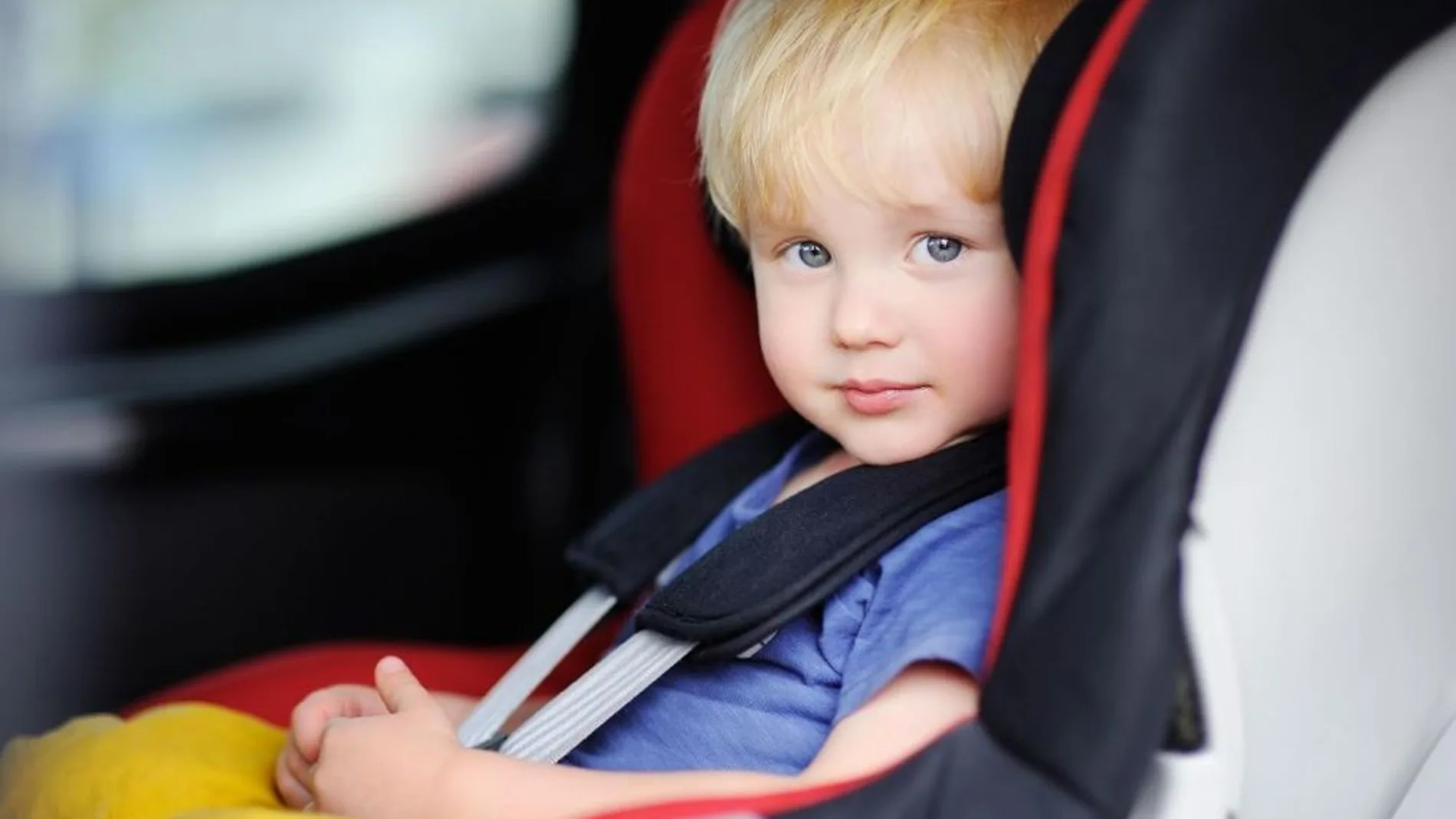 Por qué no debes utilizar alzadores para niños en el coche