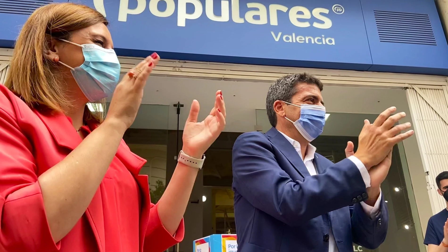 Mª José Catalá y Carlos Mazón firman contra los indultos en la sede local del PP