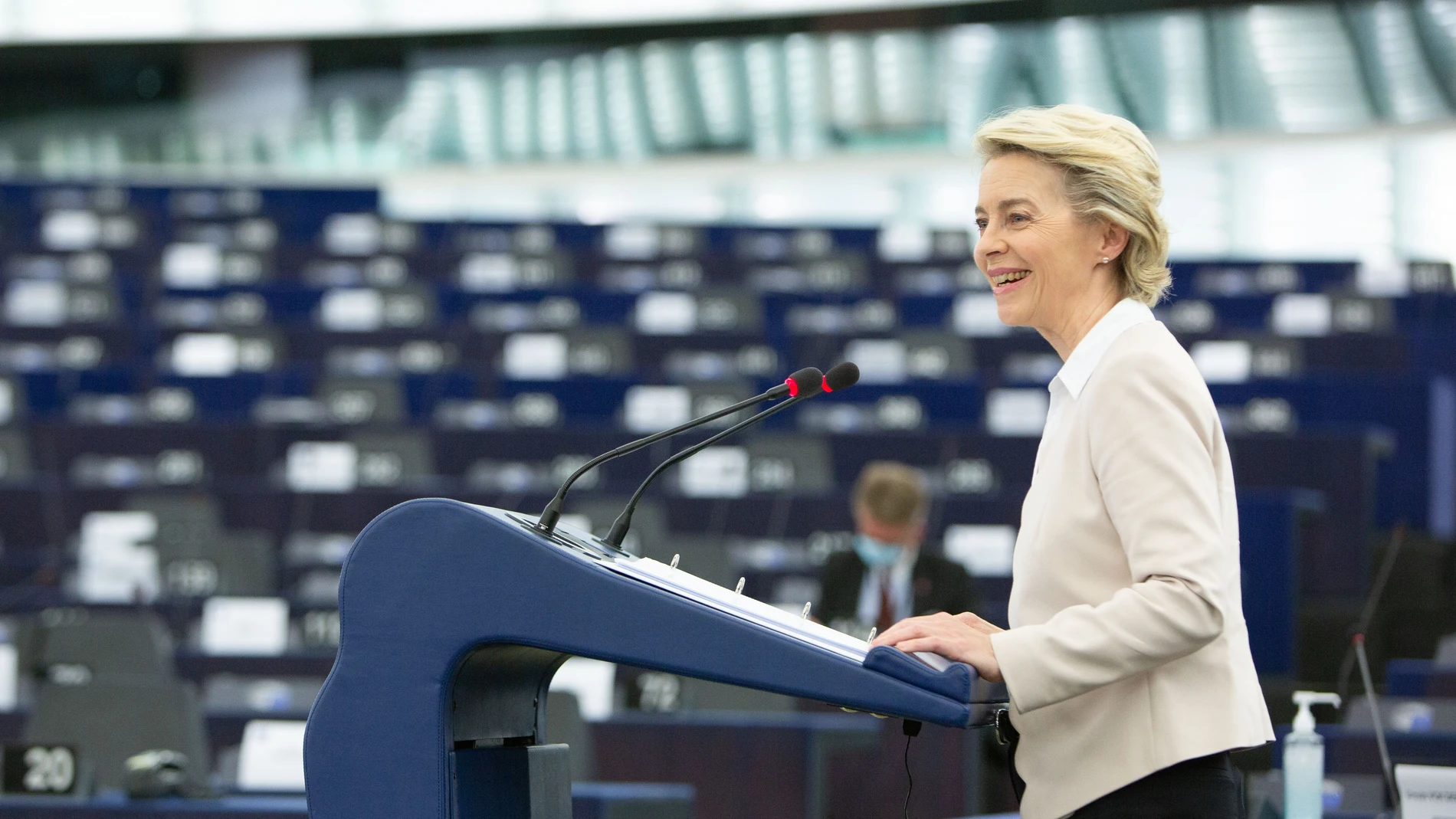 La presidenta de la Comisión Europea, Ursula von der Leyen, durante su intervención hoy en el Parlamento Europeo de Estrasburgo