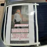 Uno de los carteles pegados a un coche con la fotografía de la joven de 17 años Rocío Caíz