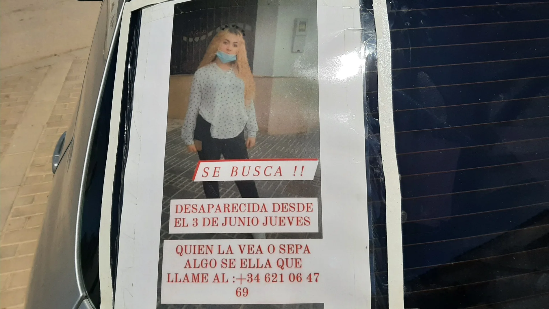 Uno de los carteles pegados a un coche con la fotografía de la joven de 17 años Rocío Caíz