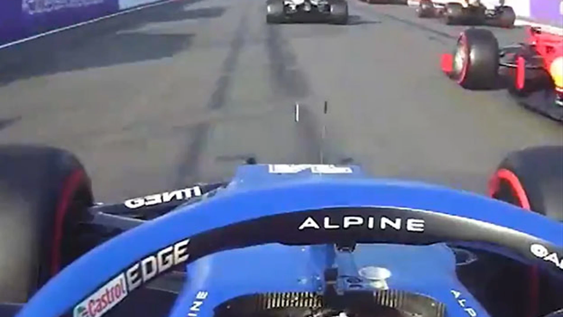 Fernando Alonso supera a Sainz en la segunda salida en Bakú.