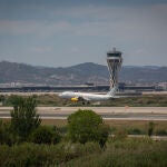 Un avión en el aeropuerto de Josep Tarradellas Barcelona-El Prat, cerca del espacio protegido natural de La Ricarda