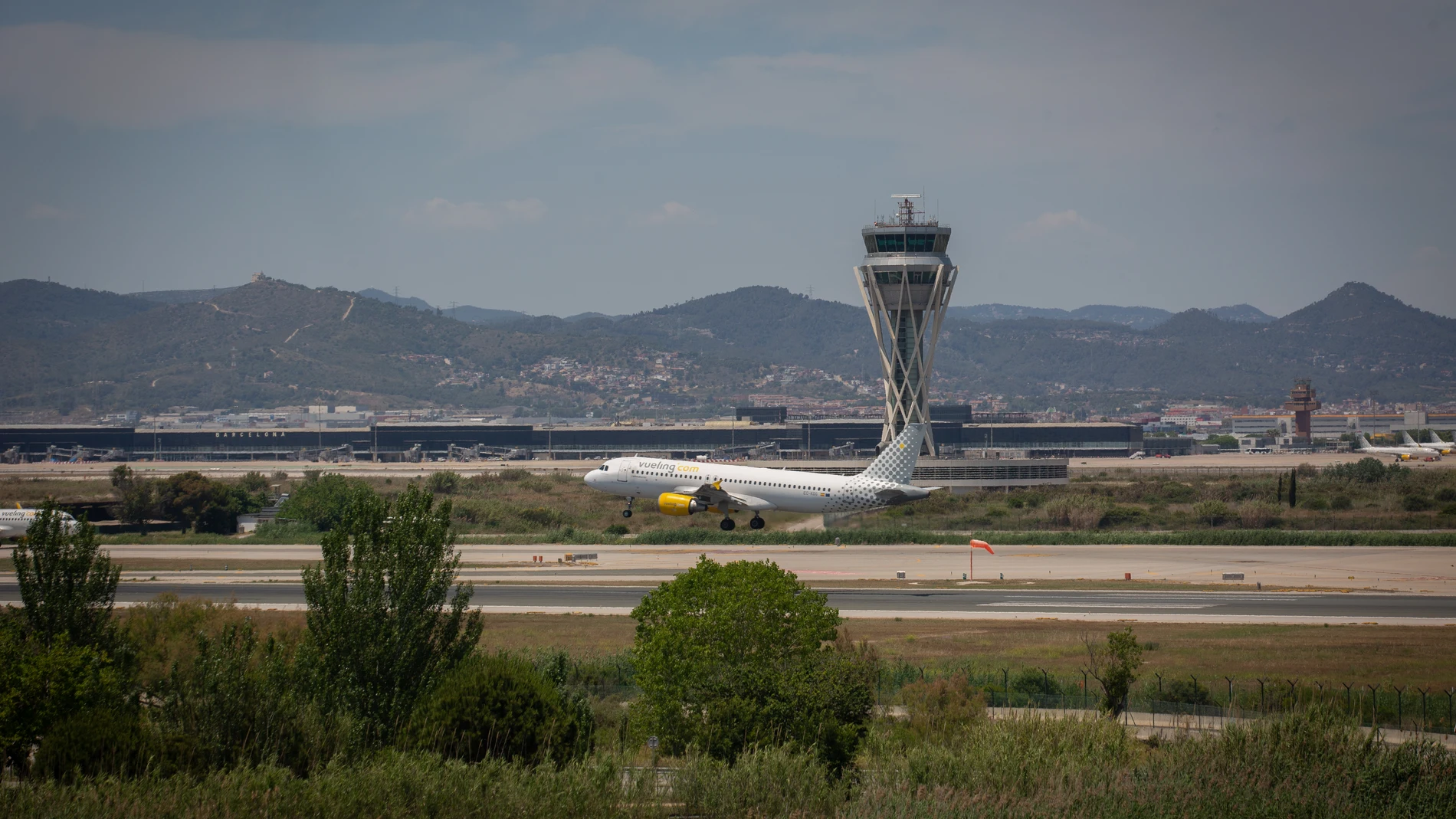 Un avión en el aeropuerto de Josep Tarradellas Barcelona-El Prat, cerca del espacio protegido natural de La Ricarda