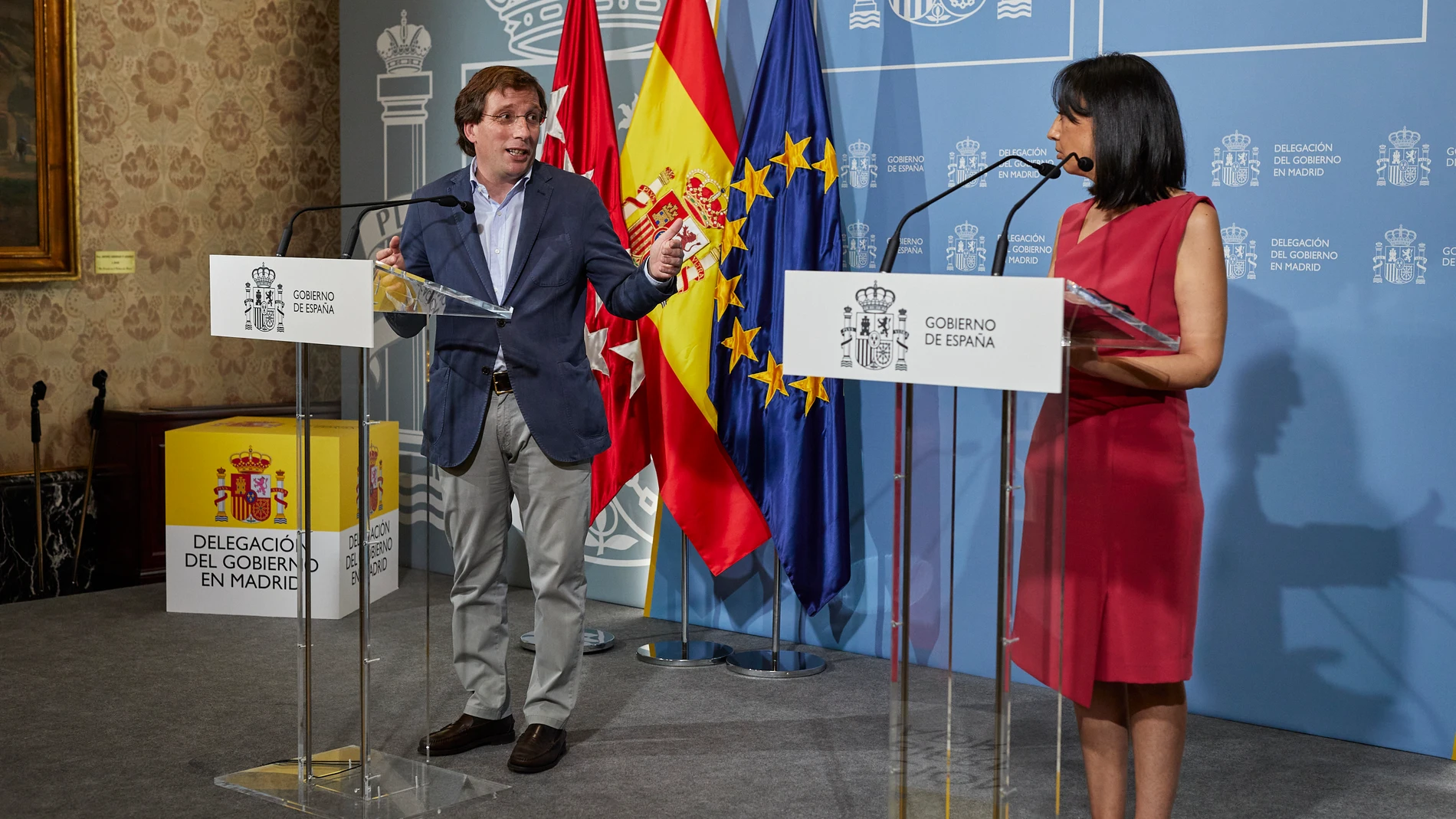 El alcalde de Madrid, José Luis Martínez-Almeida (i), y la delegada del Gobierno en la Comunidad de Madrid, Mercedes González